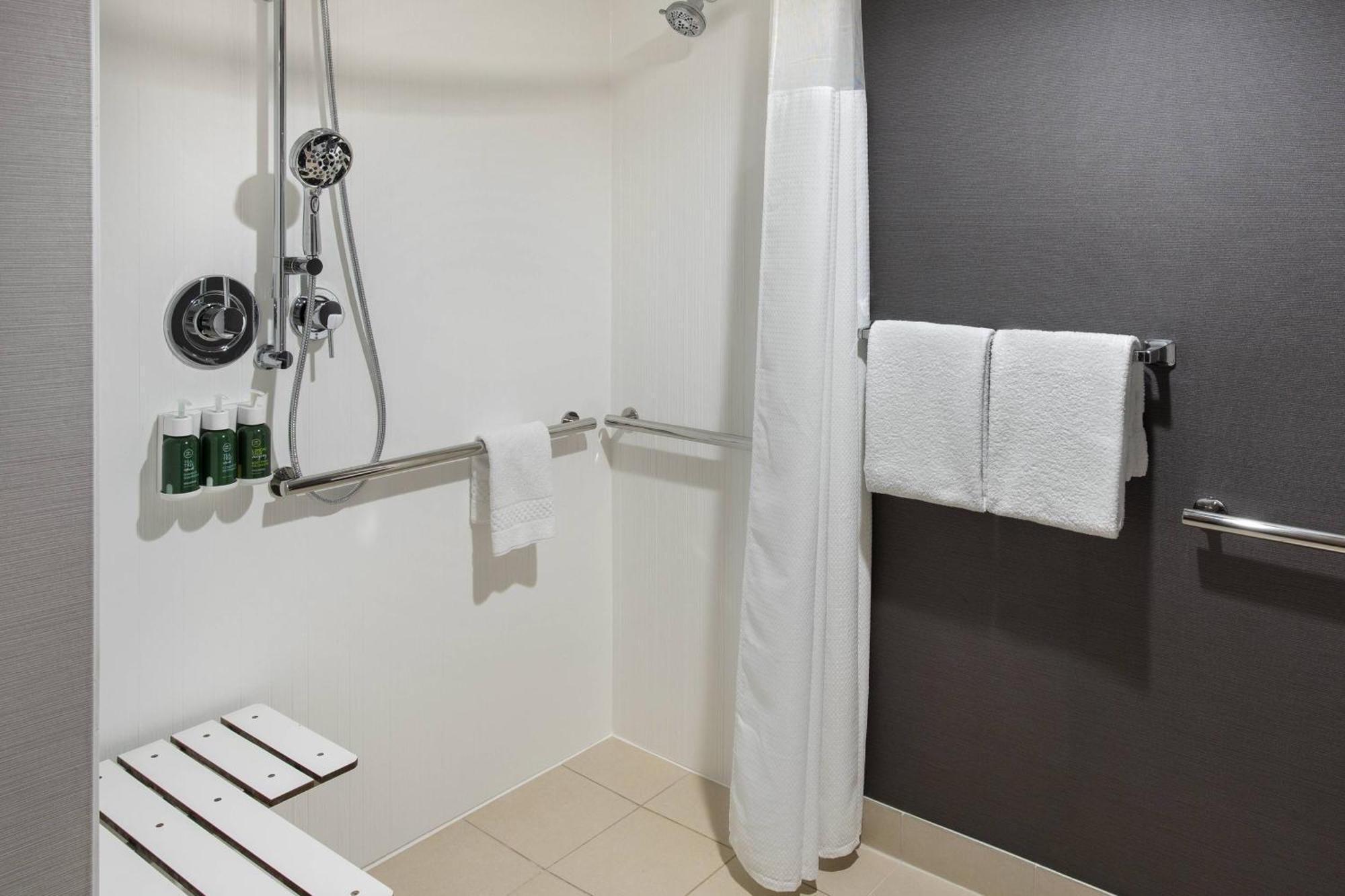 מלון Courtyard By Marriott פוקיפסי מראה חיצוני תמונה