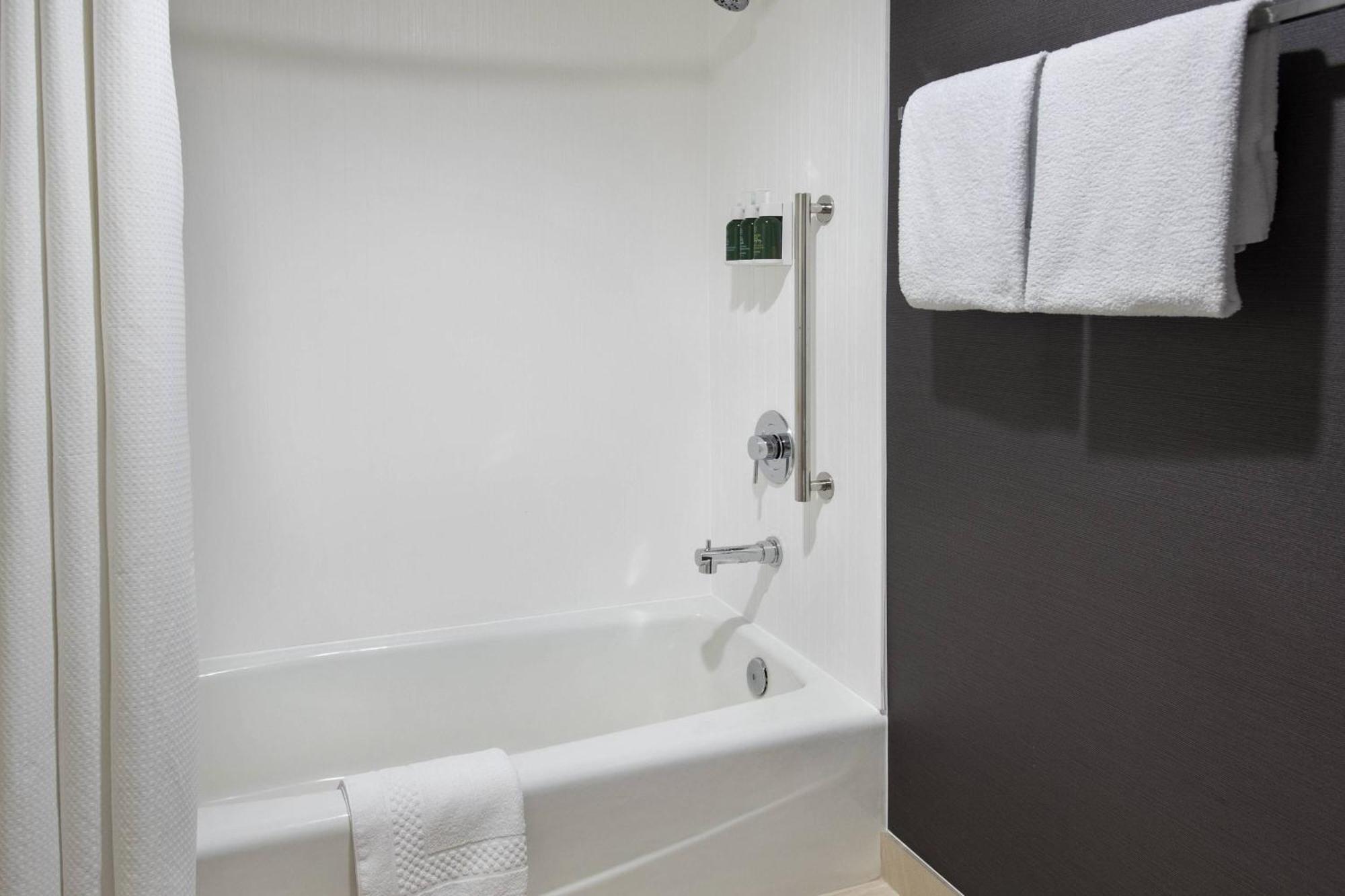 מלון Courtyard By Marriott פוקיפסי מראה חיצוני תמונה