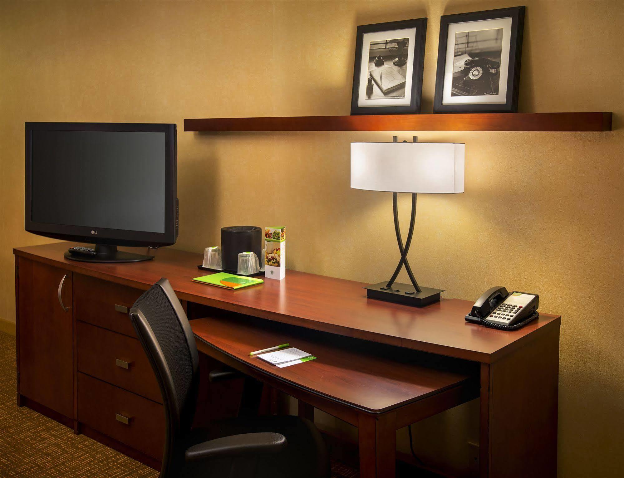 מלון Courtyard By Marriott פוקיפסי מראה חיצוני תמונה